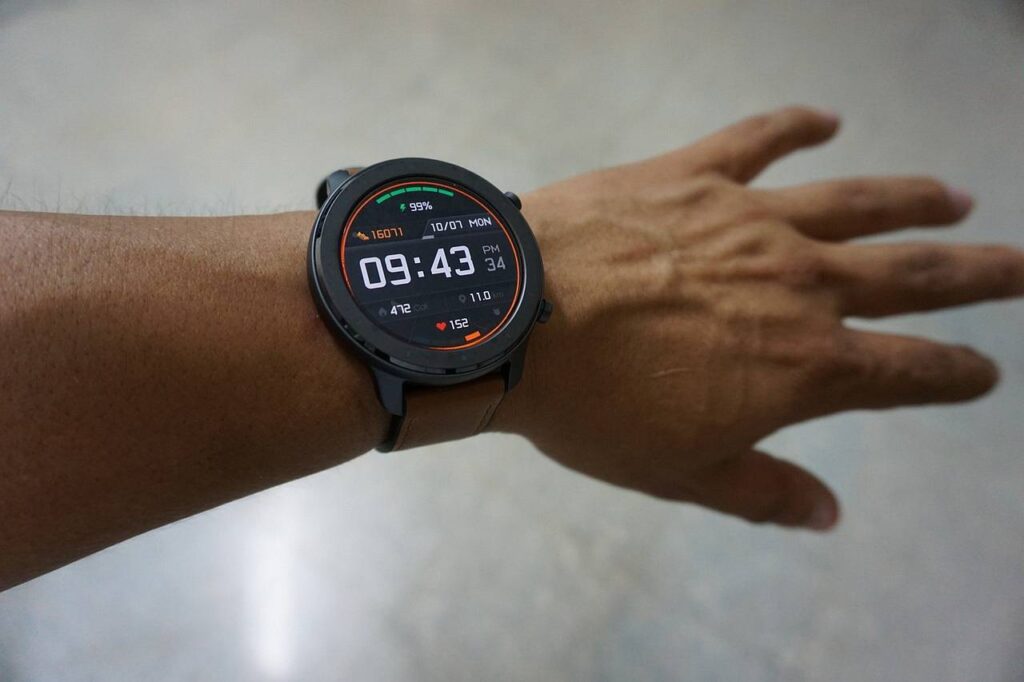 Diferența dintre Smartwatch și Brățară Fitness: Ce să Alegi?