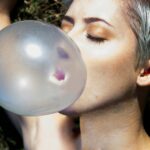 Guma de mestecat: Ajută sau dăunează danturii?
